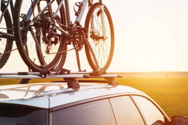 Açık Gök Altında Araba Çatı Bisikletleri. Büyük yüklerin nakliyesi ve lojistiği ve araba ile yolculuk. Yaz tatili aktiviteleri.