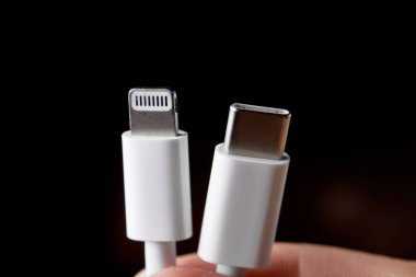 Akıllı telefonu şarj etmek için USB tip C port kablosu. AB yasaları USB-C şarj cihazlarını zorlayacak. Şimşekten USB-C 'ye.