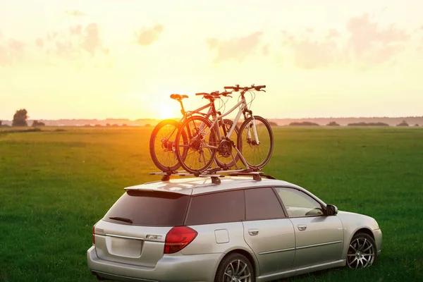 Transportasi Sepeda Sepeda Atap Mobil Melawan Langit Yang Indah Transportasi — Stok Foto