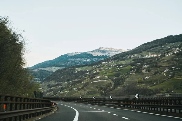 Alplere Giden Yol Manzaralı Otoyol Arka Planda Dağ Olan Uzun — Stok fotoğraf