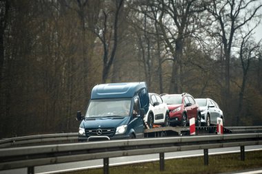 17.04.2023. Polonya, Avrupa. Araç nakliyesi galeriye yeni yapılmış..