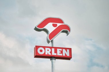 Gdansk, Polonya - 2 Eylül 2023: Orlen benzin istasyonuna logo ve imza