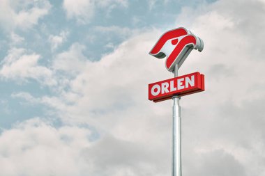 02.09.2023 Polonya, Avrupa. Mavi gökyüzünün arka planında Polonyalı petrol şirketi 