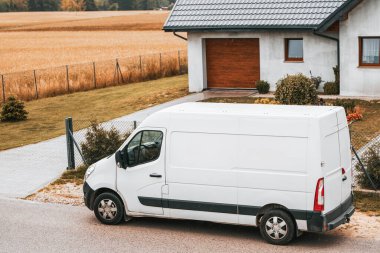 Paket lojistik konsepti. Verimli Teslimat Hizmetleri. Beyaz Minibüs Kapıdan Kapıya Paket Lojistiği