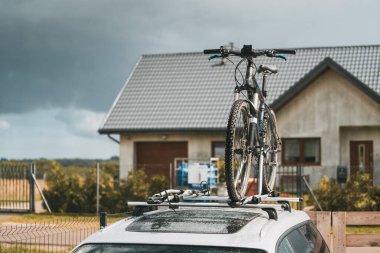 Açık hava macerası bekliyor. Çatıya monte edilmiş bisikletli aile arabası. Üstten monte edilmiş motorlu bir araç..