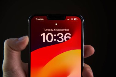 Polonya Avrupa 11.09.2023. Hand 'in elinde akıllı telefon var. iphone ekranının yakın çekim izole edilmiş hali.