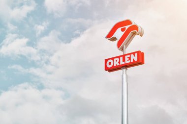 Gdansk, Polonya - 2 Eylül 2023: PKN Orlen logosu mavi gökyüzü arka planına sahip - Orlen Polonya 'daki en büyük benzin perakendecisi. Gdansk, Polonya, Avrupa 'da Orlen Benzin İstasyonu Logosu ve İmza.