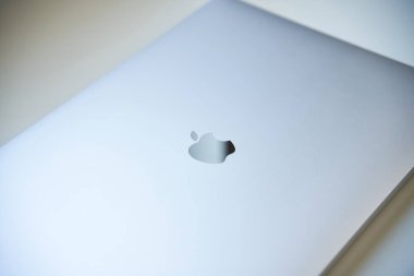 06.09.2023 Polonya Avrupa. Retina ekranlı Apple MacBook Pro16 inçlik MacOS. Dizüstü bilgisayar a2141