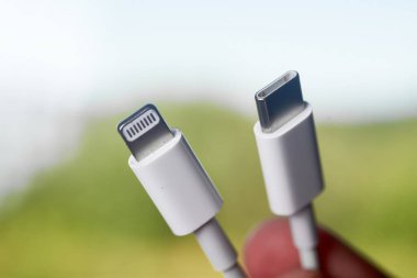 08.09.2023 Polonya, Avrupa. Işıklandırma ve Usb-c kablo şarj aleti açık. AB, Apple iPhone 'u yaklaşan iPhone 15' te Aydınlatma Kablosu yerine Usb-c kullanmaya zorlayacak.