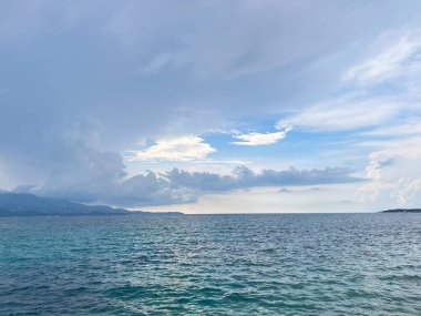 Doğal arka plan gökyüzü. Bulutlu ve güneşli mavi gökyüzü. Cirrus Bulutları Gökyüzünü Nazik Renklerle Boyuyor. Bulutlu mavi gökyüzü