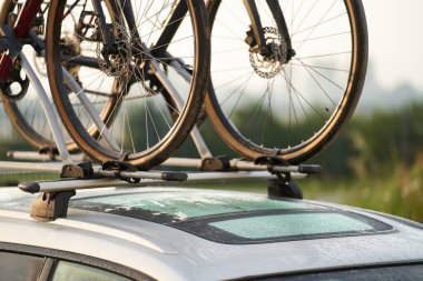 Çatıya monte edilmiş iki bisikletli yolcu vagonu. Spor ve açık hava aile tatili kavramı