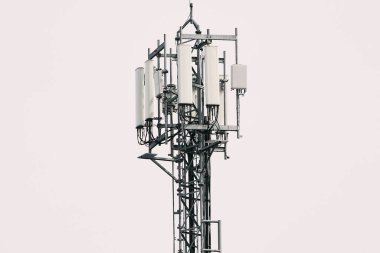 Telekomünikasyon kulesi izole edilmiş. Hücresel anten yineleyici kule. 4G 5G Lte bağlantı radyosu