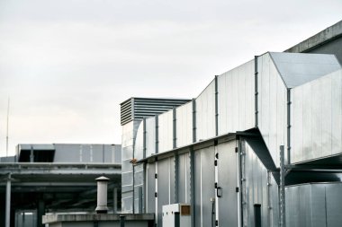 Çatıdaki Ticari Havalandırma Sistemi 'nin yakın çekim görüntüsü. Binanın çatısındaki havalandırma sistemi. Çatıda klima kompresörü var. Sürdürülebilir ısıtma çözeltisi.