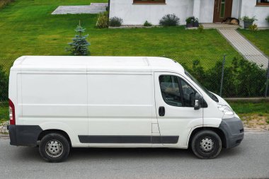 Verimli Beyaz Kargo Minibüsü hareket halinde. Modern Kargo Kuryesi. Yoldaki beyaz minibüs taşıma paketleri