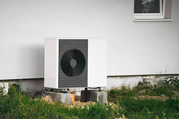 Açık hava klima kompresörü. Evler için sürdürülebilir ve güvenilir soğutma ve ısıtma çözümleri. Bir evin yanında hava sıcaklığı pompaları.