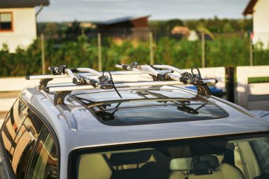 İstasyon Vagonları için Çatı Rafı: Spor Malzemeleri ve Büyük Eşyalar Güvenli Taşıma. Steyşın vagonda ya da arazi arabasında bir çatı rafı ya da bar. Spor malzemelerinin aile arabasında taşınması.