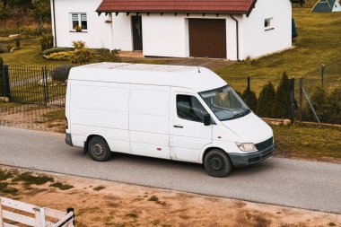 Beyaz minibüs. Modern teslimat küçük kargo kargo kurye minibüsü yolda ilerliyor. Teslimat kamyonu nakliye paketleri.