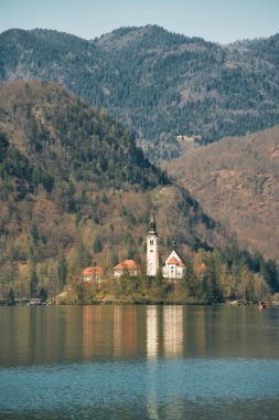 Bled Lake 'de. Doğa ve tarihin büyüleyici bir karışımı, Alp Dağları, Picturesque Adası, Kilise ve Kale