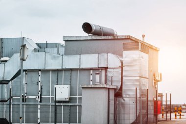 Büyük havalandırma sistemi. Ticari HVAC Sistemi. Çatıda yoğunlaştırıcı ve kompresör var. Merkezi klima ya da ısıtma havalandırma sistemi ünitesi