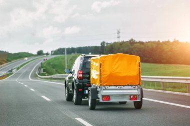 SUV ve Kiralık Kargo Karavanı. Etkili hareket.