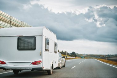 Karavan Avrupa 'da otoyolda seyahat eder. Eğlence amaçlı bir araç. Yaz Karavan Yolculukları.
