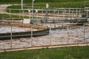 Atık su yönetimi ve filtreleme. Modern Kanalizasyon Tesisi. Kentsel altyapı.