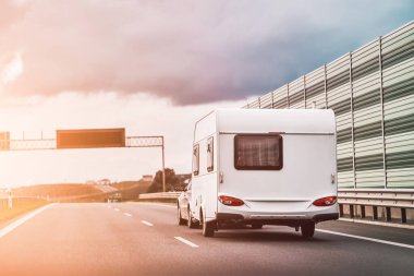 Karavan Avrupa 'da otoyolda seyahat eder. Eğlence amaçlı bir araç. Yaz Karavan Yolculukları.
