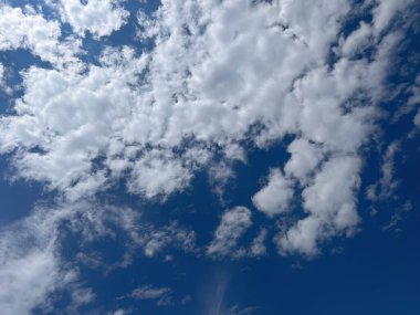 Doğal arka plan gökyüzü. İlahi Dinginlik. Siren Bulutları Gökyüzünü Yumuşak Renklerle Boyuyor