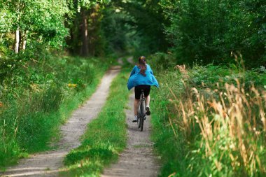 Genç Kadın Kırsal Bölgeyi Keşfediyor. Manzaralı Bisiklet. Bisikletteki Kaygısız Kadın 'ın Arka Görünümü