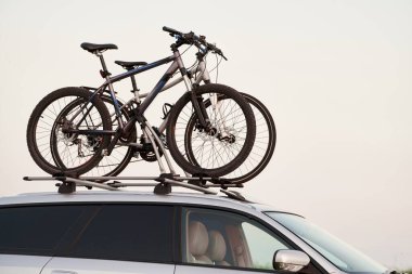 Bir Yaz Macerası İçin Araba Çatısında Bisiklet Taşımak. Açık Yol 'u keşfediyorum. Dağ bisikleti ve diğer ekipmanlar çatıda..