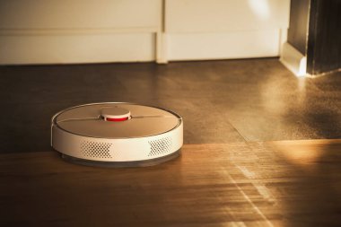 Islak ve Kuru Temizleme için elektrikli süpürge robotu. Akıllı Temizlik ve Temizlik. Robot elektrik süpürgesi..