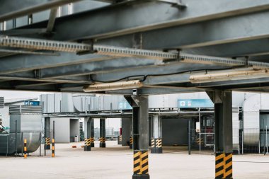 Büyük havalandırma sistemi. Ticari HVAC Sistemi. Çatıda yoğunlaştırıcı ve kompresör var. Merkezi klima ya da ısıtma havalandırma sistemi ünitesi