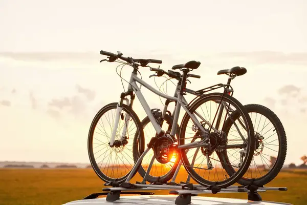 Два Велосипеда Установленных Крыше Автомобиля Спортивный Инвентарь — стоковое фото