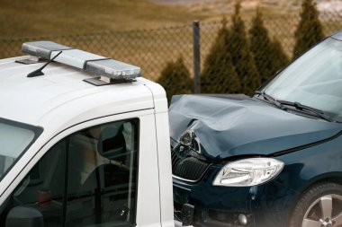 Şehir Caddesi Çarpışmasından Sonra Araç Önü Hasarı. Trafik kazasından sonra kaputu hasar görmüş bir araba. Araç ön çarpışması yakın plan.