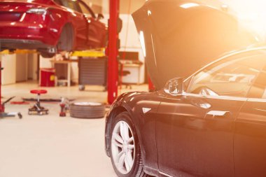 Otomatik kumandalı araba. Bir kazadan sonra atölyede elektrikli araba. EV araba bakımı