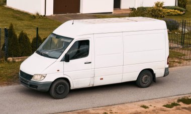 Verimli Beyaz Kargo Minibüsü hareket halinde. Modern Kargo Kuryesi. Yoldaki beyaz minibüs taşıma paketleri