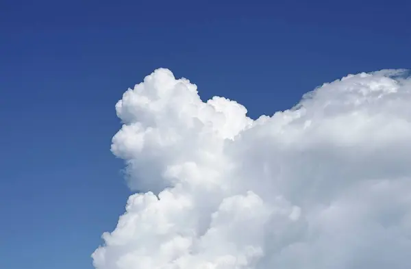 Όμορφος Ουρανός Σύννεφα Σύννεφα Cirrus Στο Φόντο Του Ουρανού Φυσικό — Φωτογραφία Αρχείου