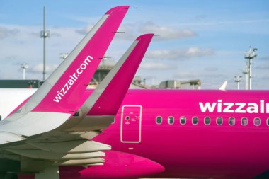 Trondheim, Norveç 20.09.2023 Wizzair uçağı pistte. Wizzair, Avrupa 'da düşük maliyetli bir şirket..