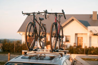 Avrupa, Polonya, Gdansk - Thule Bisiklet Rack ile 27 Ağustos 2023: Subaru Legacy Bisiklet Macerasına Hazır