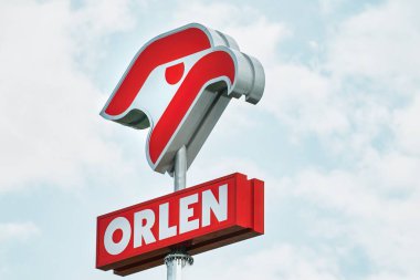 Gdansk, Polonya - 2 Eylül 2023: Orlen benzin istasyonuna logo ve imza