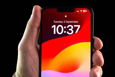 Polonya Avrupa 11.09.2023. IOS 17 ekranda olduğu sürece iPhone 13 'ün maksimum düzeyde tutulması. iPhone 13 Apple tarafından oluşturuldu ve geliştirildi..