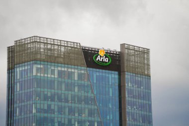 Avrupa, Polonya - 08.09.2023: Arla: Ofis Binasında Tanınmış Logo.