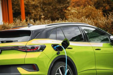 Duvarda elektrikli araç şarj istasyonu var. Enerji EV araba konsepti. Gelecekçi hibrit araç şarj pili