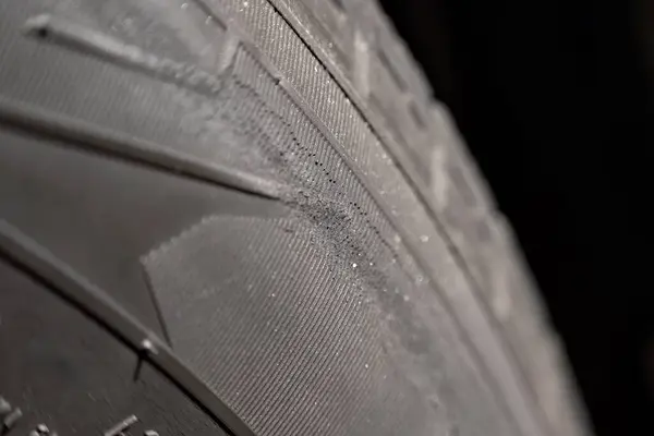 Reifenverschleiß Nahaufnahme Von Gerissenem Gummi Mit Sicherheitsrelevanten Auswirkungen Zerrissene Radreifen — Stockfoto