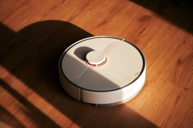 Islak ve Kuru Temizleme için robot süpürge temizleyicisi. Sürdürülebilir ev işleri ve teknoloji konsepti. Akıllı Temizlik ve Temizlik. Robot elektrik süpürgesi..