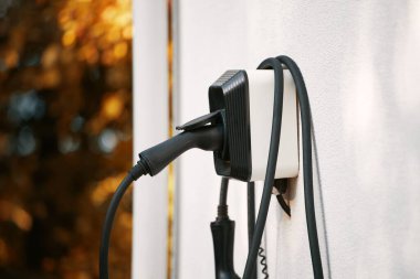 Yeşil Yol 'a Ev Hücumu. Yenilenebilir enerjili modern EV elektrikli araba şarjı. Sürdürülebilir EV Taşımacılık için Duvara Bağlı Elektrikli Araç Şarj İstasyonu