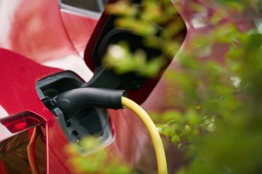 EV 'n için Sürdürülebilir Güç. Elektrikli Araç için Duvar Bağlı Konut Şarjı. Melez eklentisi.