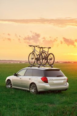 Çatıya monte edilmiş iki bisikletli yolcu vagonu. Çatıya monte edilmiş bisikletler. Spor malzemeleri taşımacılığı.