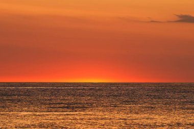 Denizin üzerinde gün batımı. Baltık 'ta Altın Saat