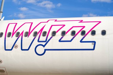 Avrupa, Norveç 20.09.2023 Wizzair logosu. Wizzair, Avrupa 'da faaliyet gösteren düşük maliyetli bir havayolu şirketi.